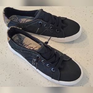 Size 8, Blowfish Fruit Sneakers in Black